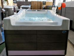 Coast Spas Purfikt infinity edge hot tub